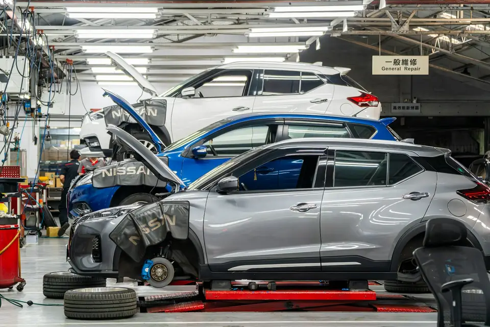 Automobiliai remontuojami dirbtuvėse