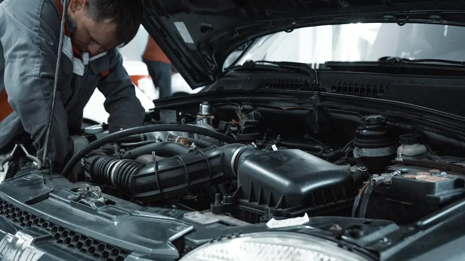 Mechanikas tikrina automobilio variklį